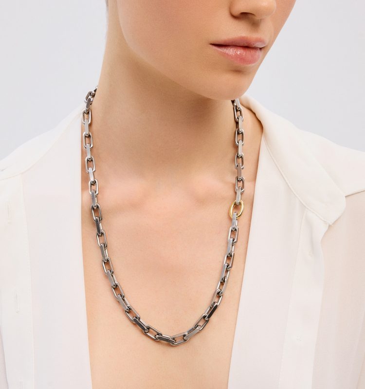 Short steel necklace with gold oval link