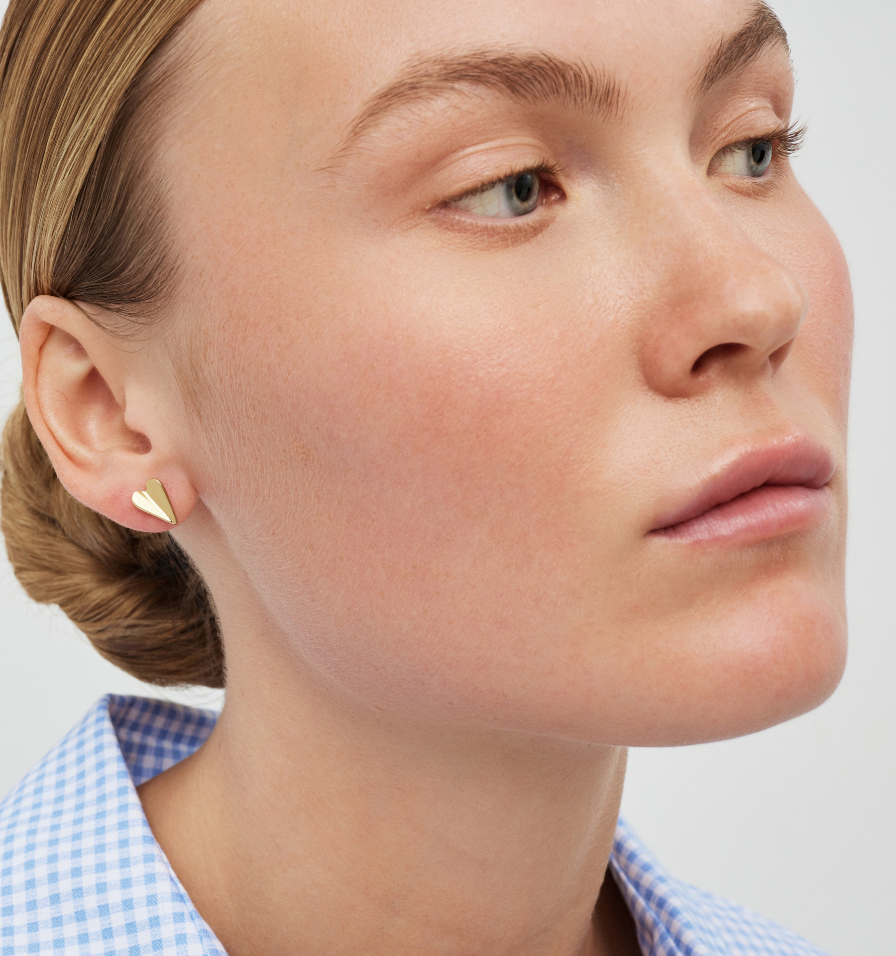 MINI FOLDED HEART GOLD EARRINGS - Image 2